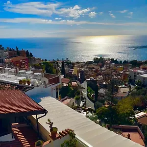 Greta & Taormina